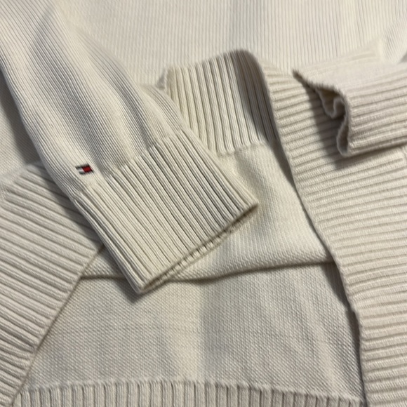Tommy Hilfiger Brand new sweater. - Picture 8 of 14